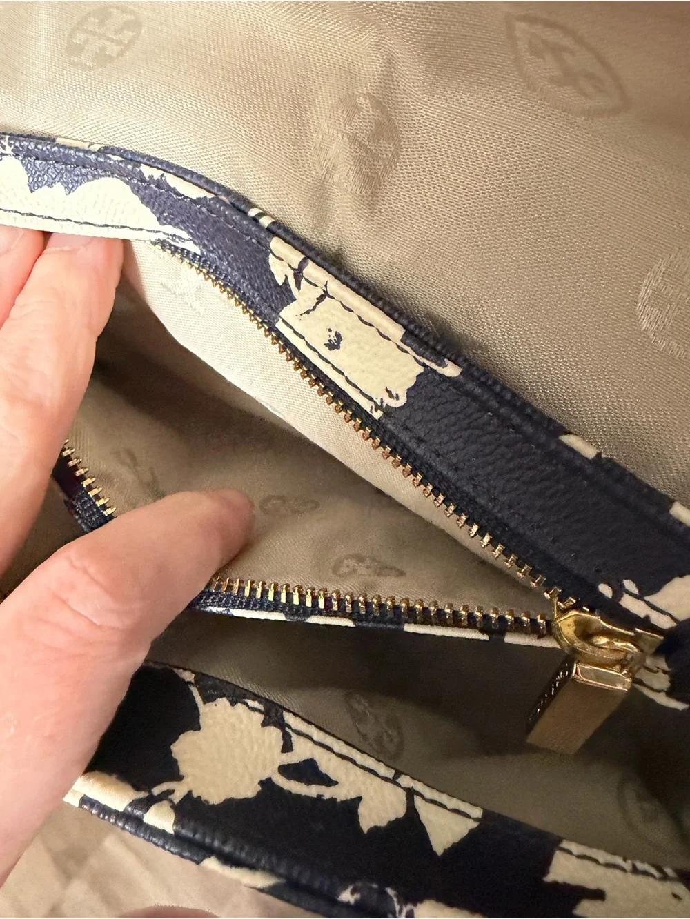 Tory Burch Navy Floral Chain Shoulder Bag - Picture 14 of 16